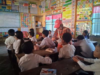 Offrir des fournitures scolaires aux enfants du Tonlé Sap nous apporte beaucoup de joie