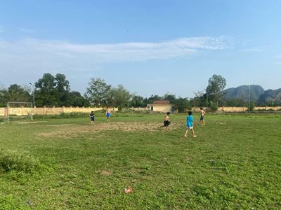 Jouer au football avec les enfants locaux à Tam Coc (la baie d'Halong terrestre)