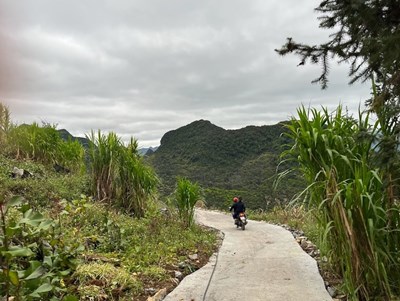 Le chemin menant à la Falaise de Pierre Blanche (Vach Da Trang), un lieu impressionnant sur le col de Mã Pí Lèng.