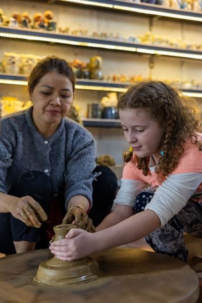 La petite princesse est très habile lorsqu'elle s'exerce à la poterie