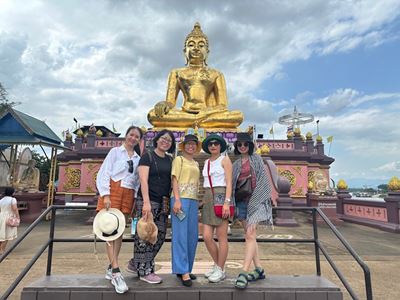 L'équipe devant un temple a Chiang Mai