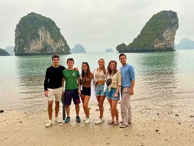 Emilien Chovet et ses amis à la baie d'Halong