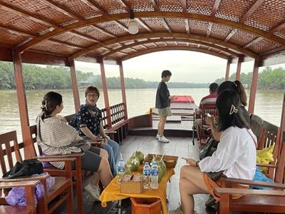 Enquêter sur les services de transport de passagers en bateau sur la rivière Hàm Luông