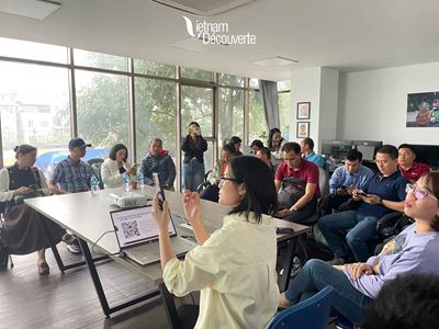 Notre chef comptable est en train de nous guider dans les procédures.