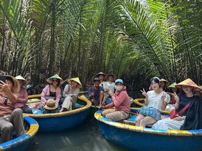 Balade en bateau rond dans la forêt de cocotiers de Bay Mau