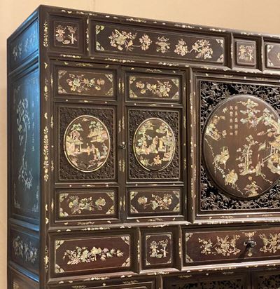 Cabinet en bois incrusté de perles, un produit artisanal emblématique de l'époque Nguyen au début du 19e siècle