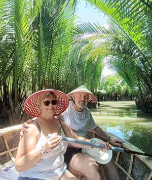 Ballade en barque de nos voyageurs sous les cocotiers au Mékong 7