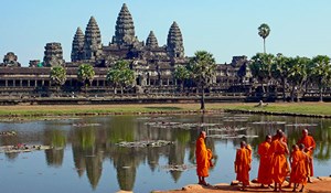 Des moines devant les temples d'Angkor wat