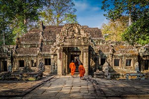 Des moines visitent les temples d'Angkor