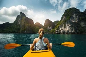 Visite de la baie d'Halong en kayak