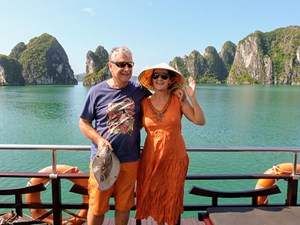 M.Descartes & son épouse sur la jonque sur la baie d'Halong