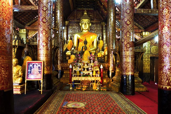 À l'intérieur de la pagode Vat Xieng Thong