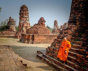 Moines et pagodes : la grâce spirituelle d'Ayutthaya