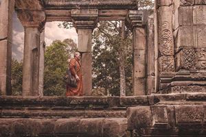 Un moine dans un temple à Siem Reap, Cambdoge