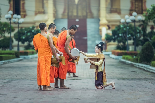 La cérémonie de l'offrande traditionnelle aux moines, Laos
