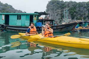 Kayakiste à la baie d'Halong