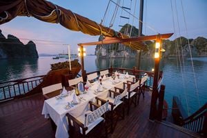 Un restaurant sur le pont supérieur d'un bateau, baie d'Halong