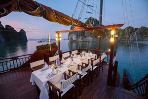 Un resto sur le pont supérieur d'une jonque à dans la baie d'Halong