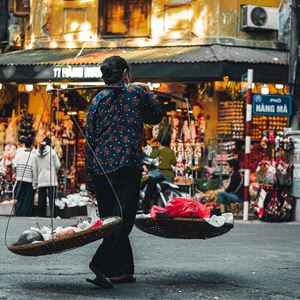 Une vendeuse ambulante aux vieux quartiers Hanoi