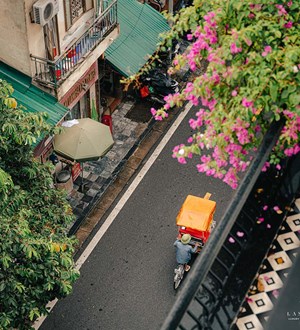 Vue sur une rue depuis un hôtel au centre d'Hanoi