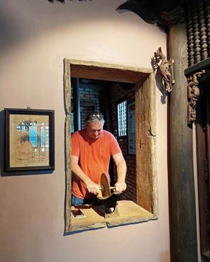 Initiation à l'écrasement des herbes médicinales au musée médecine traditionnelle