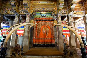 À l'intérieur du Temple de la Dent (où est conservée une relique de Bouddha)