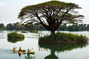 Kayak en famille sur la rivière, Laos