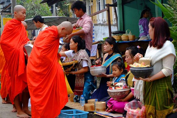 L'offrande traditionnelle aux moines de Luang Prabang, Laos