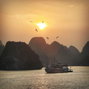 La baie d'Halong au crépuscule