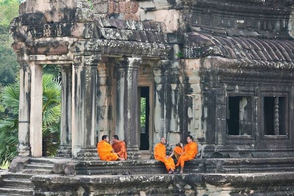  Moines dans un temple d'Angkor