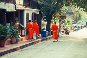 Les moines dans les rues de Luang Prabang
