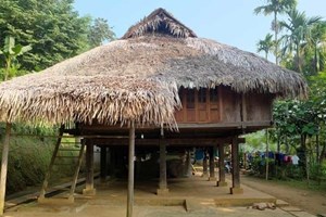 Maison sur pilotis à Puluong