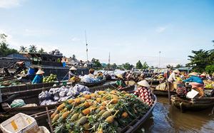 Un marché flottant dans le delta du Mékong