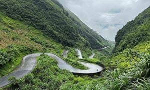 Route sinueuse à Ha Giang 