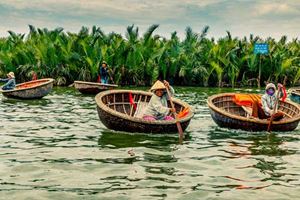 Pecheurs sur le fameux bateau panier, Hoi An