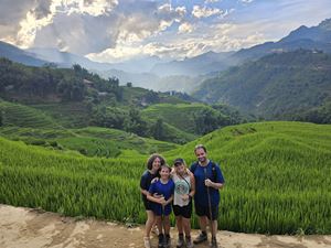 Randonnée à travers des rizières en terrace à Sapa