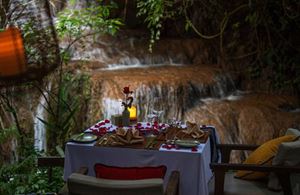 Repas servi à côté des chutes d'eau, Nord Vietnam