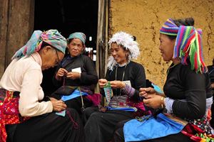 Les femmes à la broderie à Sapa