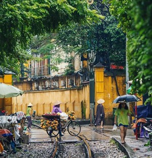Scène de vie dans une rue à Hanoi 