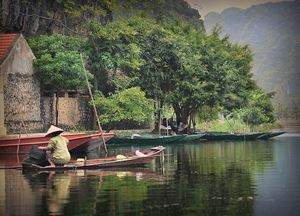 Une dame sur sa barque à Tam Coc, Ninh Binh 