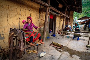Tissage d'une famille Hmong a Ha Giang