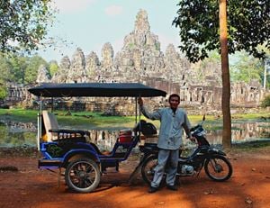 Les tuk-tuks, moyen de transport populaire en Thaïlande et au Cambodge.