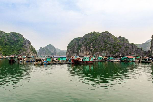 Village flottant sur la baie de Lan Ha