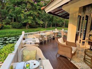 La terrace d'un restaurant de Angkor Village Resort