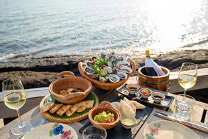 Un repas servi à bord de la plage