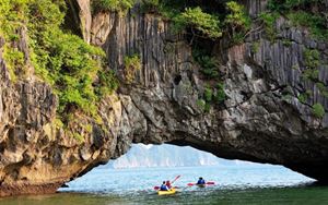 Ballade en kayack dans la baie d'Halong
